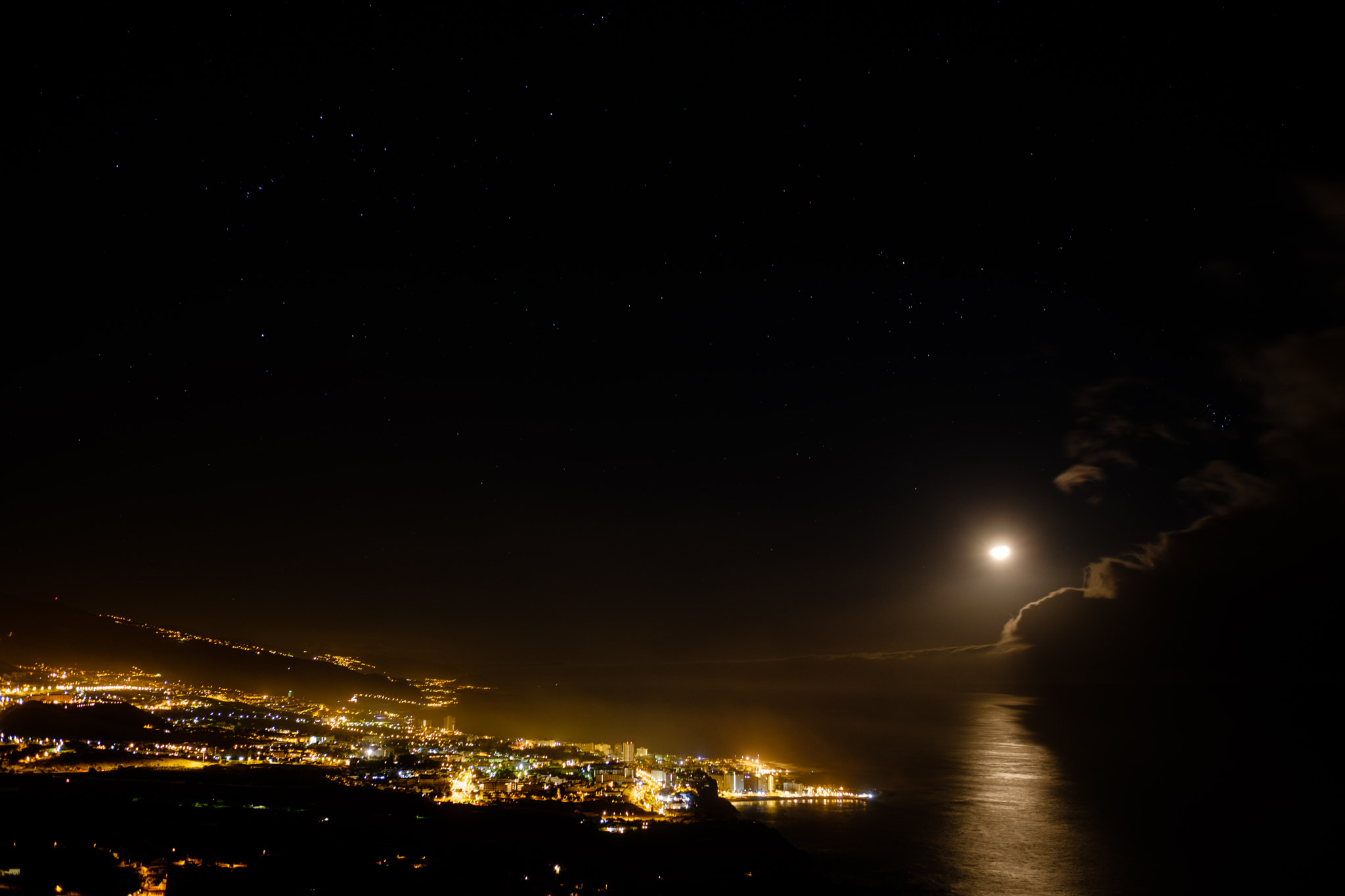 Fujifilm X-Pro2 + Fujifilm XF 23mm F1.4 R sample photo. Moon over puerto de la cruz, teneriffe photography