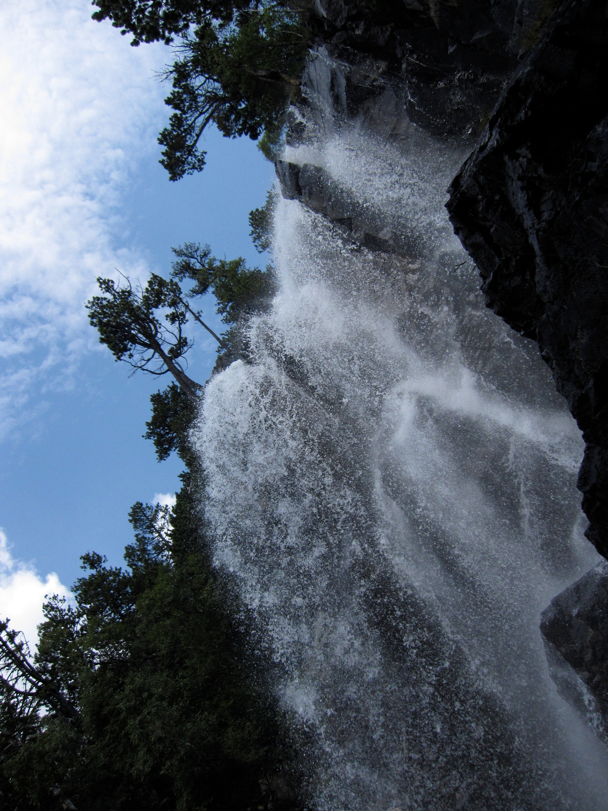 Canon PowerShot SD960 IS (Digital IXUS 110 IS / IXY Digital 510 IS) sample photo. Waterfall in the pyrenees photography