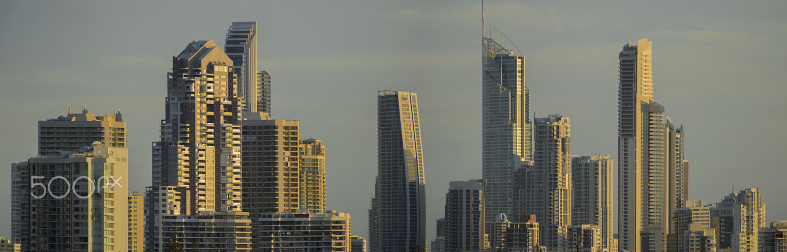 Canon EOS 750D (EOS Rebel T6i / EOS Kiss X8i) + EF75-300mm f/4-5.6 sample photo. Surfers paradise skyline at sunset, 45mp photography