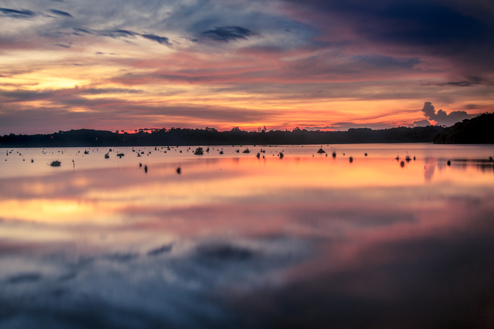 Canon EF-S 17-55mm F2.8 IS USM sample photo. Sunset reflection represa do rio verde photography