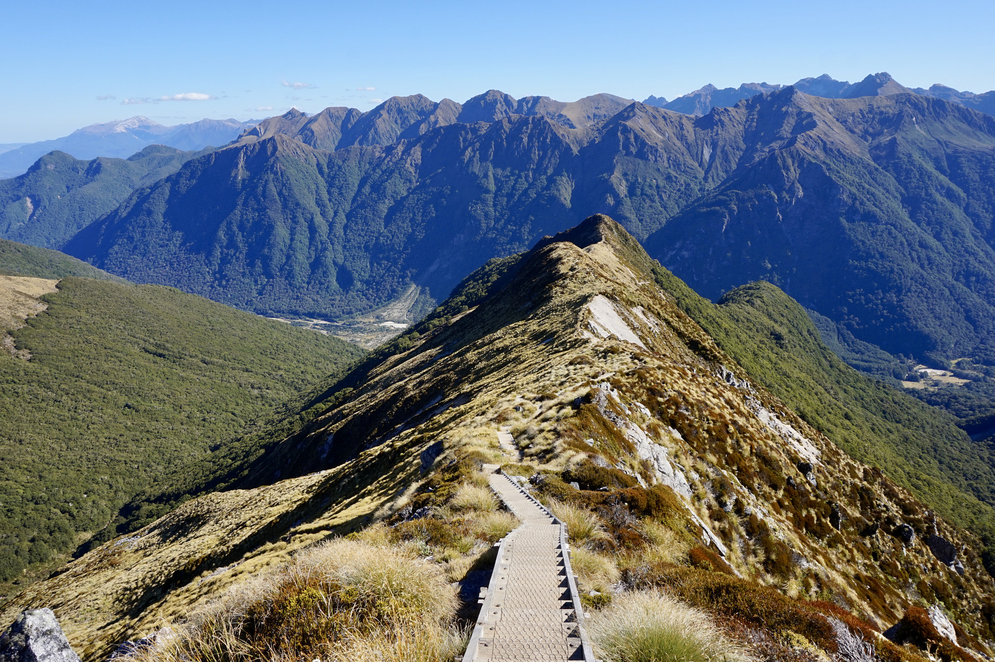 Sony Alpha a5000 (ILCE 5000) + Sony E 18-50mm F4-5.6 sample photo. Ridgeline walk photography