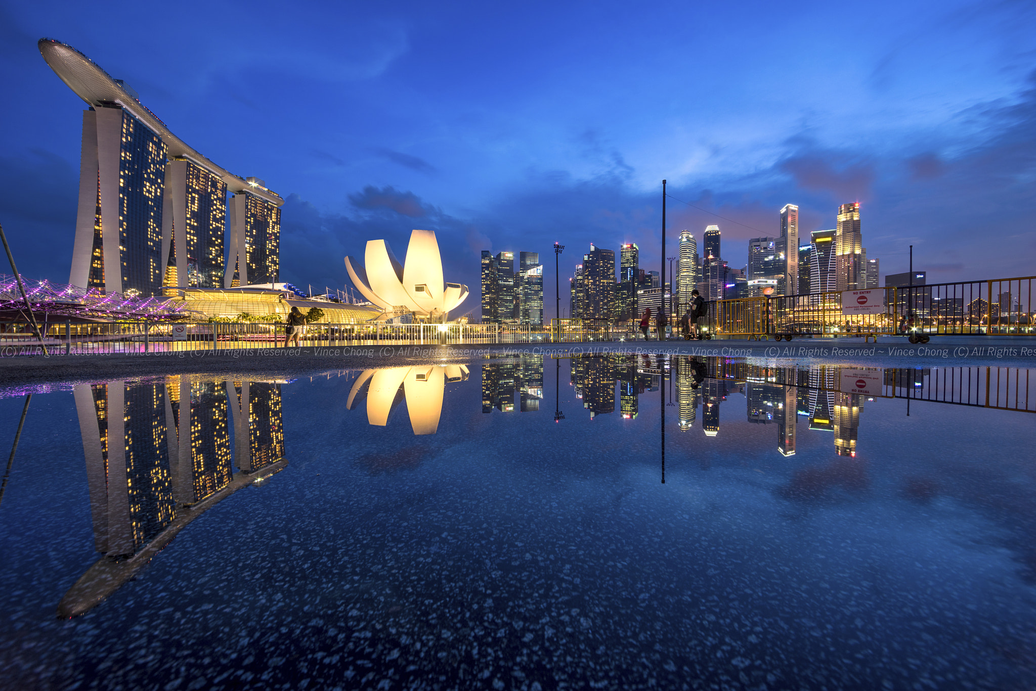 Sony a7R + 14mm F2.8 G SSM II sample photo. Marina bay puddle photography