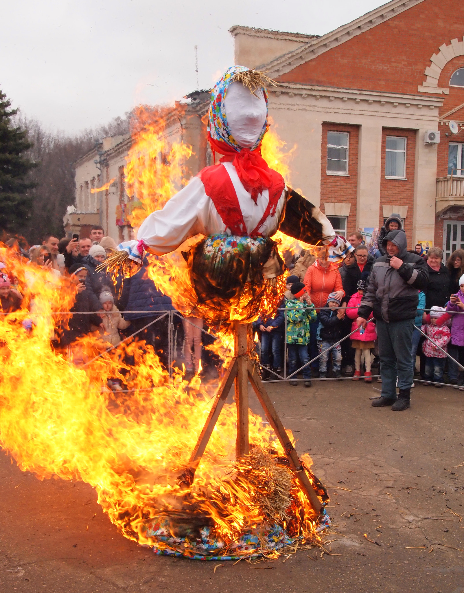 Olympus PEN E-PL2 sample photo. The burning of an effigy of maslenitsa photography