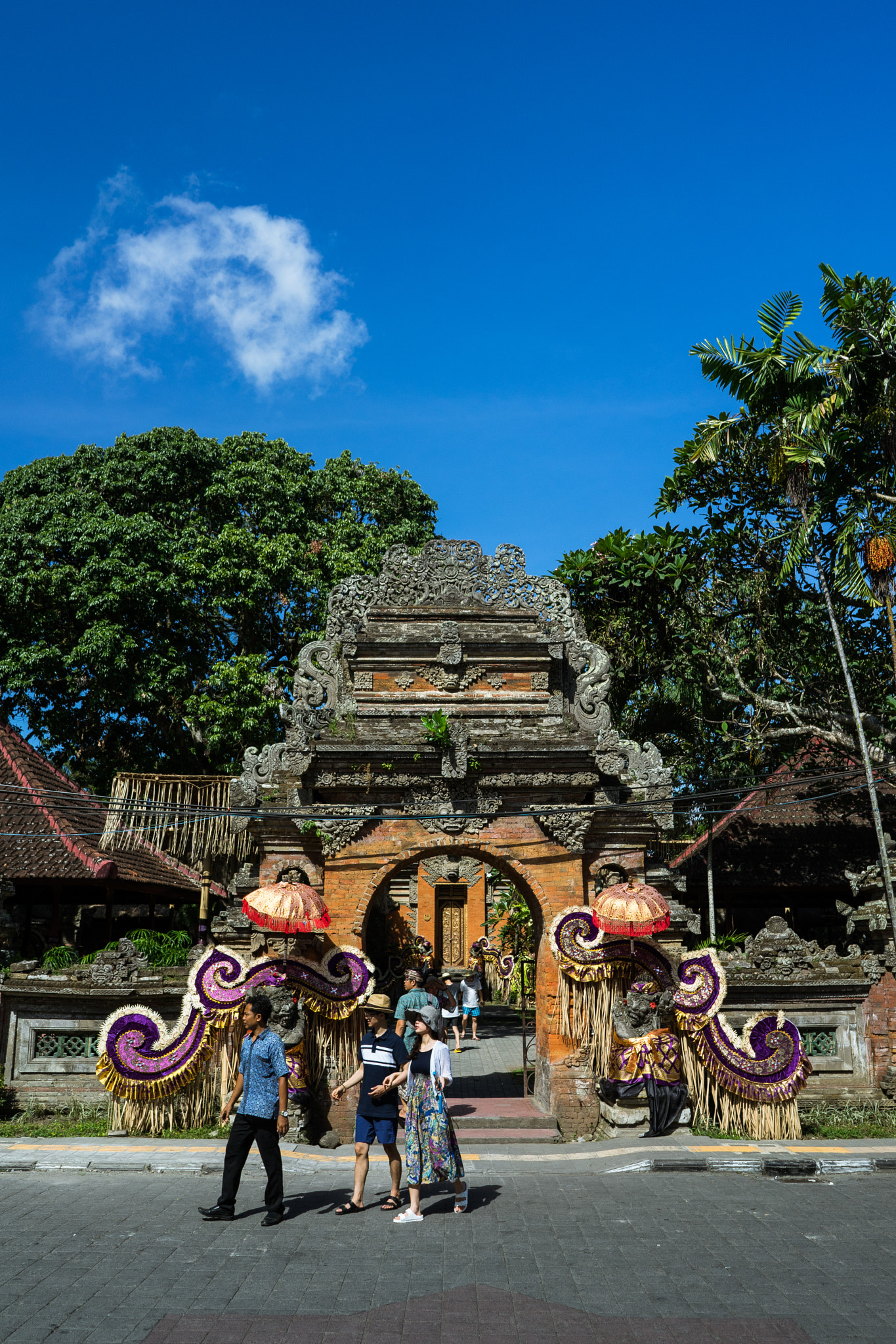Sony FE 28mm F2 sample photo. The tourist photography