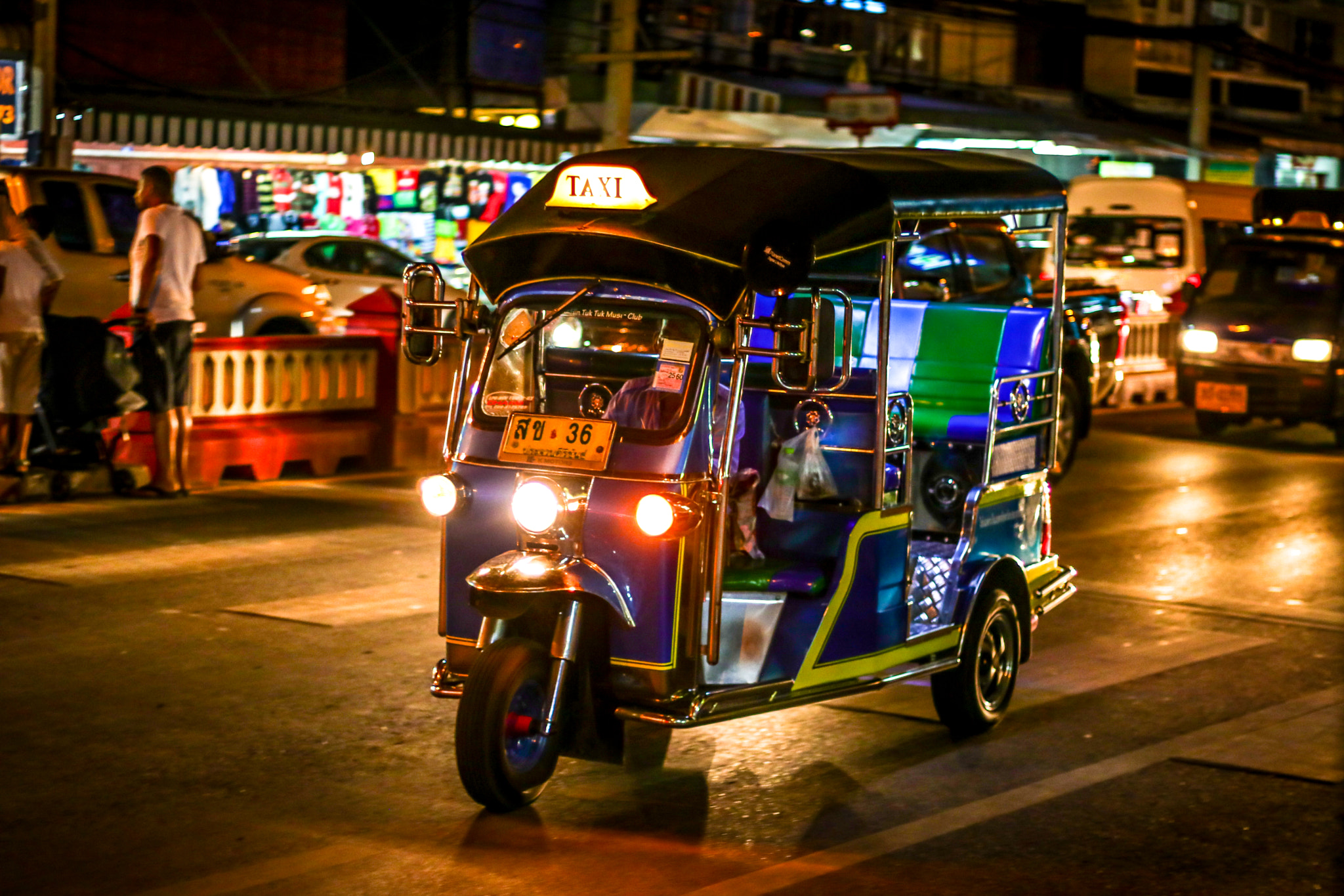 Canon EOS 80D + Canon EF 50mm F1.8 II sample photo. Thailandese taxi photography