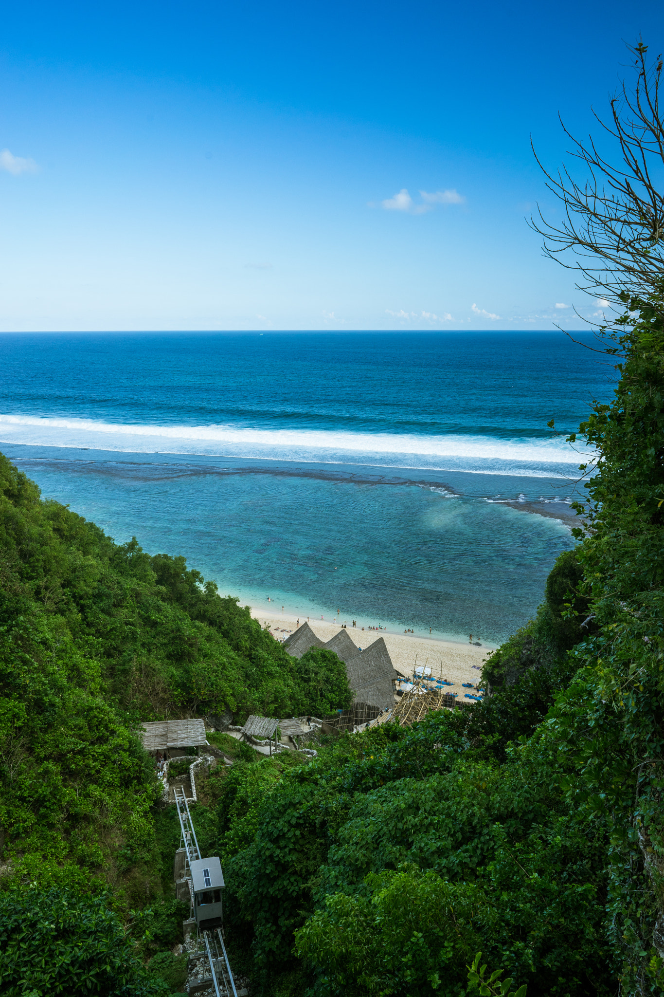 Sony FE 28mm F2 sample photo. Secret cafe at the beach photography
