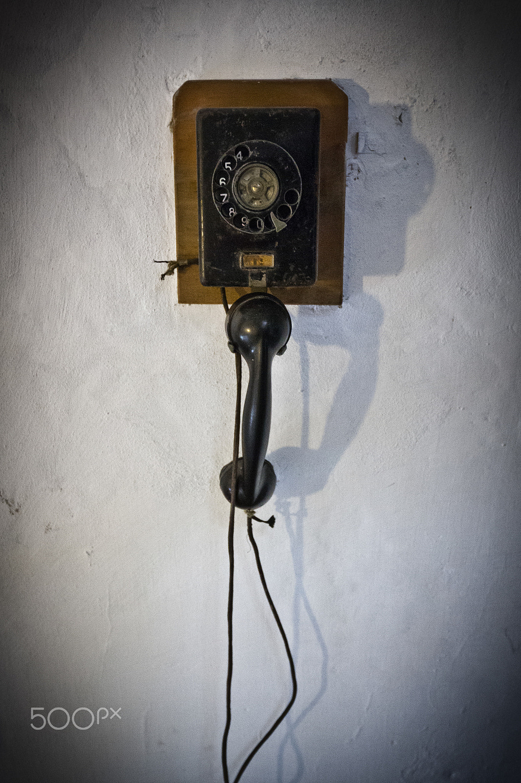 Canon EOS 7D + Canon EF 16-35mm F2.8L II USM sample photo. Old vintage rotary telephone on a wall photography