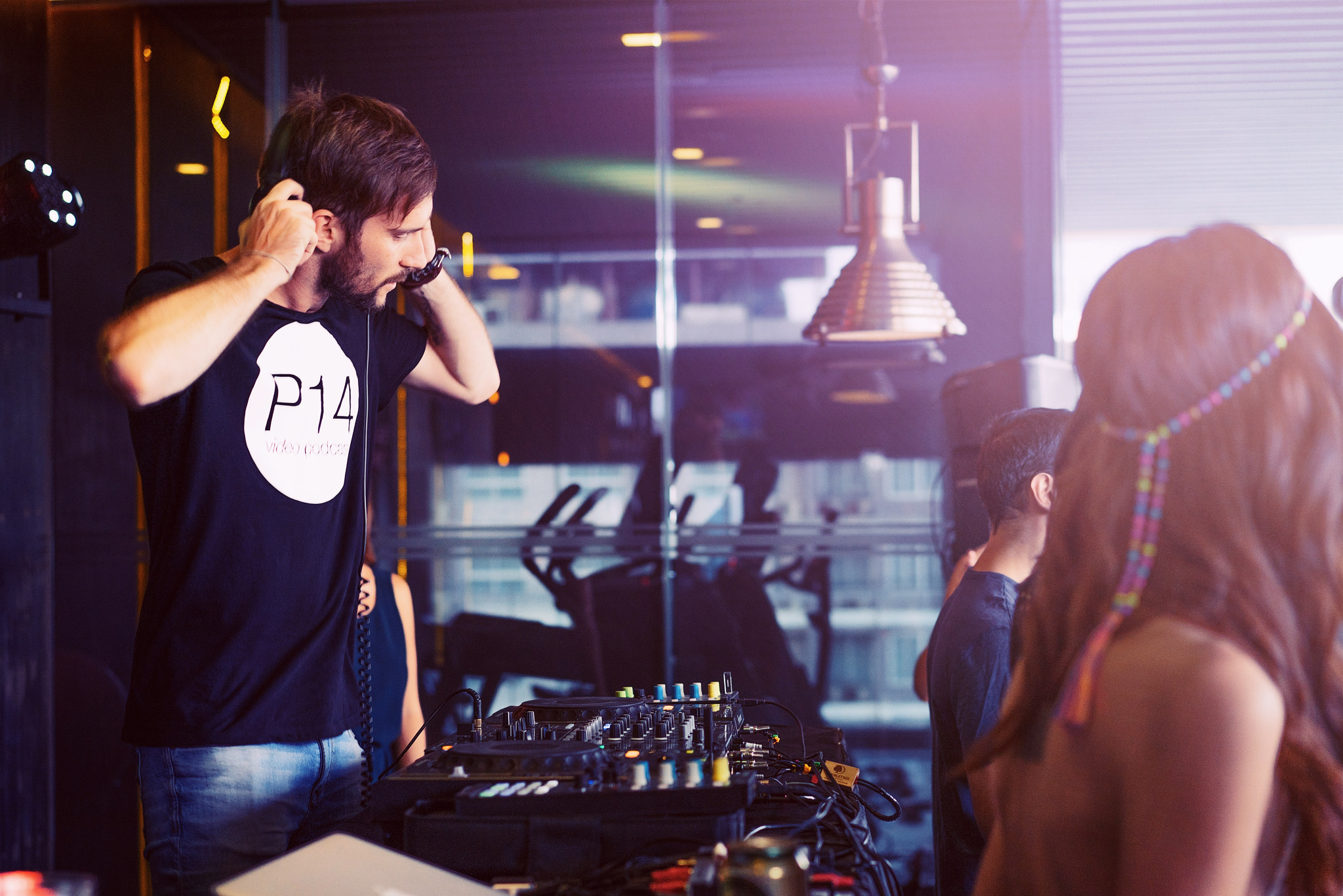 Sony a7R + Sony Sonnar T* FE 55mm F1.8 ZA sample photo. Dj playing at the pool party, hilton sukhumvit 22, bangkok photography