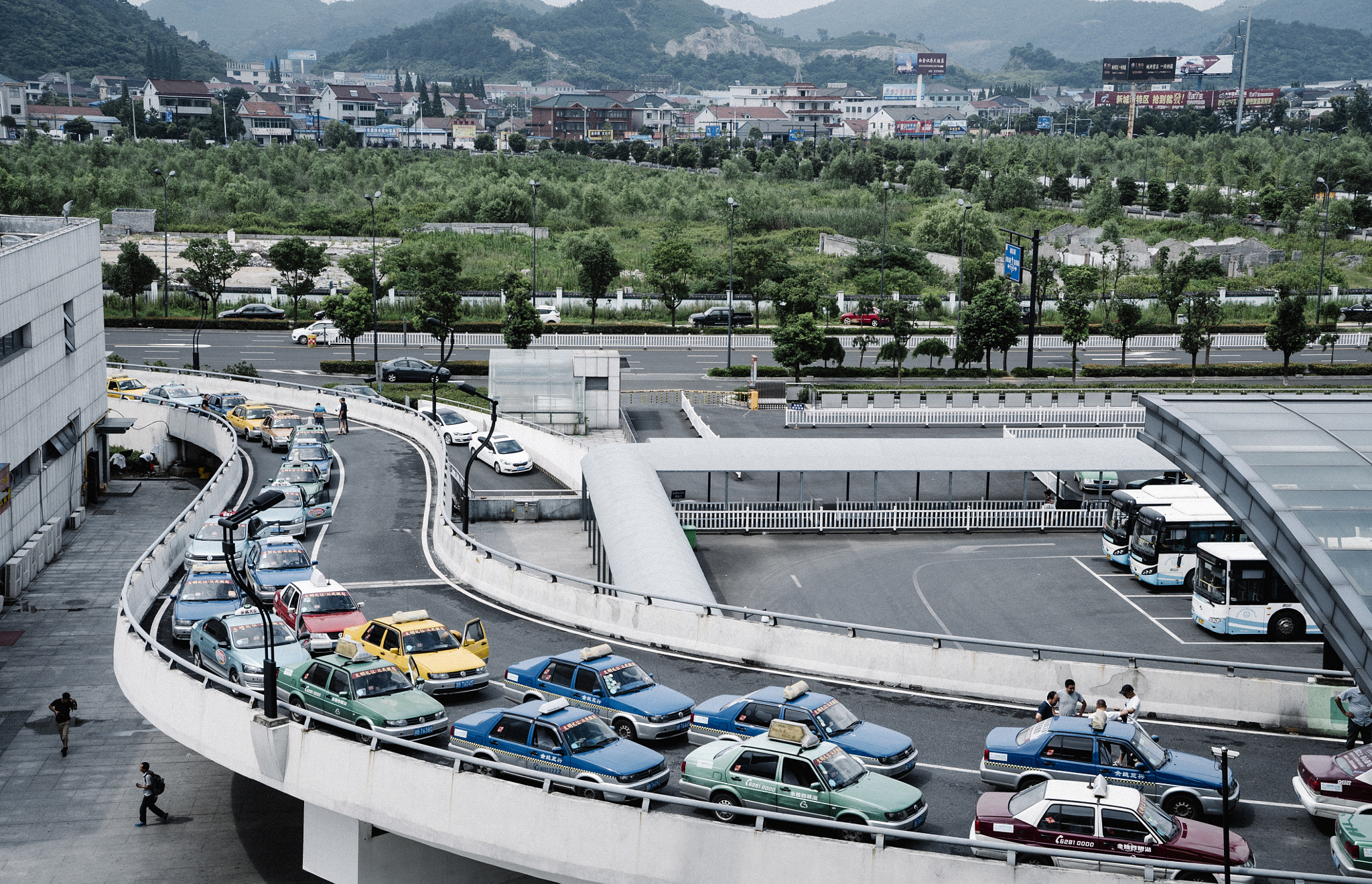 Sony a7S + Sony Vario Tessar T* FE 24-70mm F4 ZA OSS sample photo. Taxis photography
