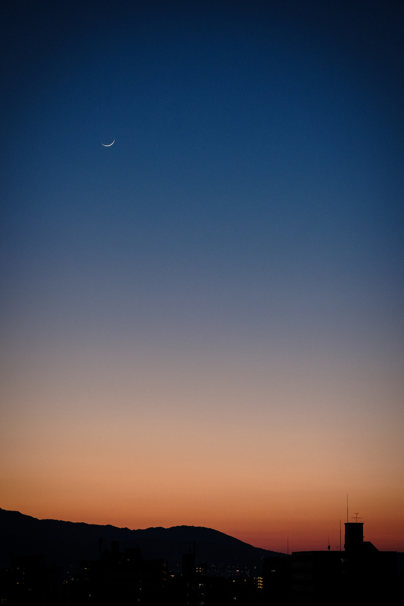 Fujifilm X-T2 + Fujifilm XF 56mm F1.2 R APD sample photo. New moon photography