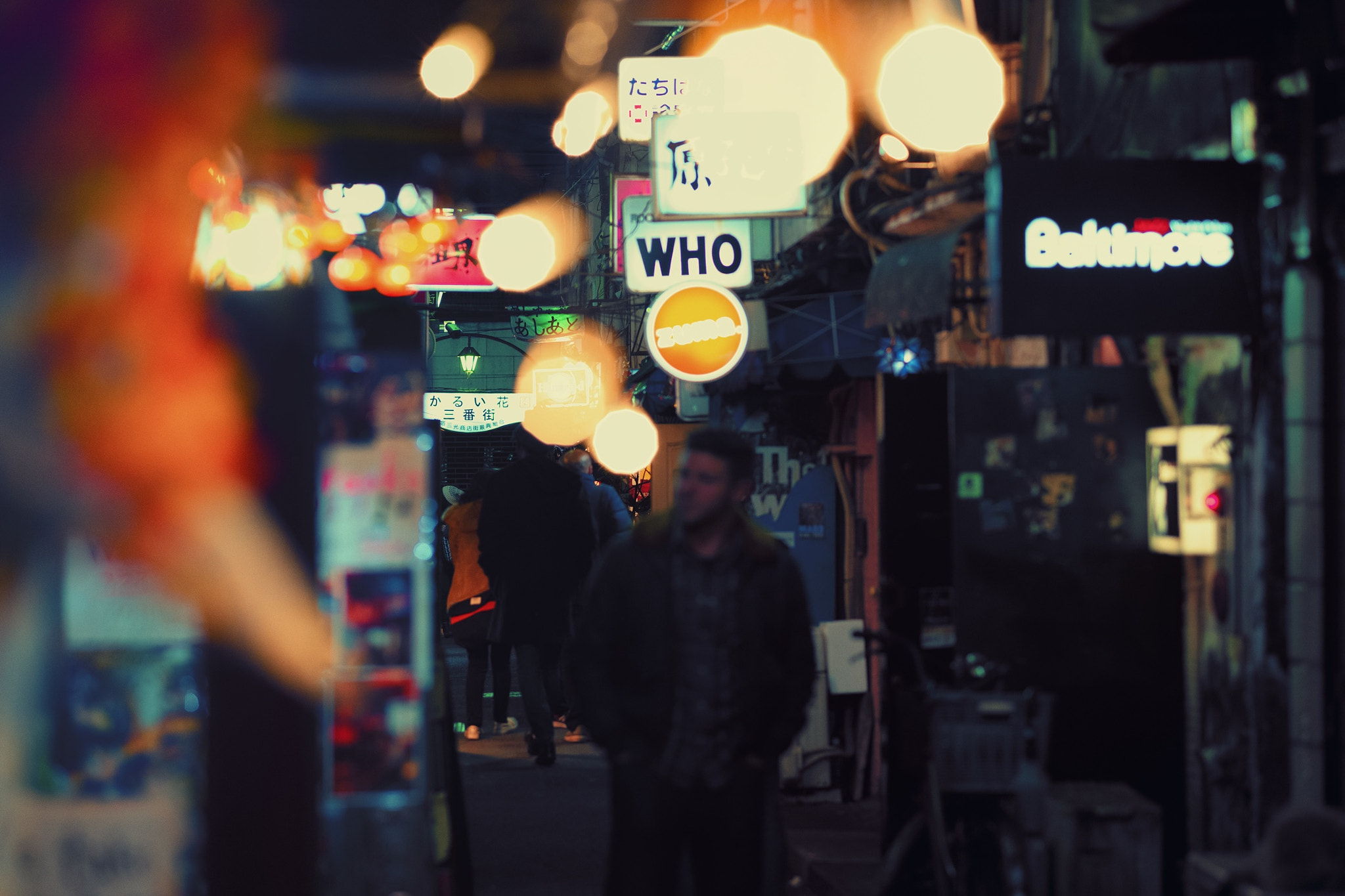 Leica APO-Summicron-M 90mm F2 ASPH sample photo. Golden gai glow photography