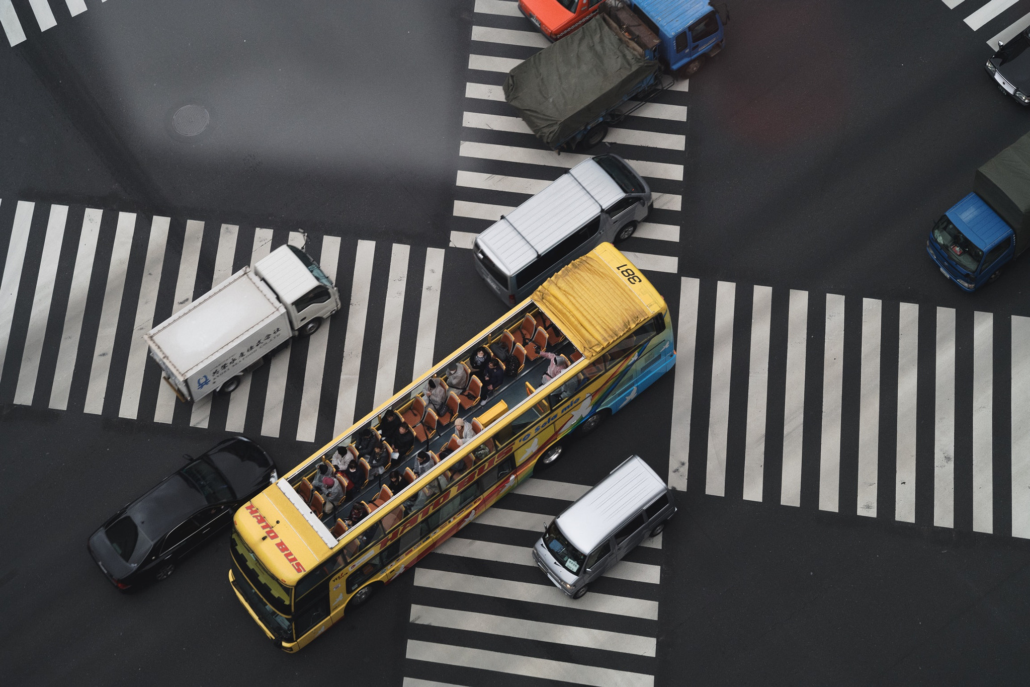 Leica APO-Summicron-M 90mm F2 ASPH sample photo. Yellow bus photography
