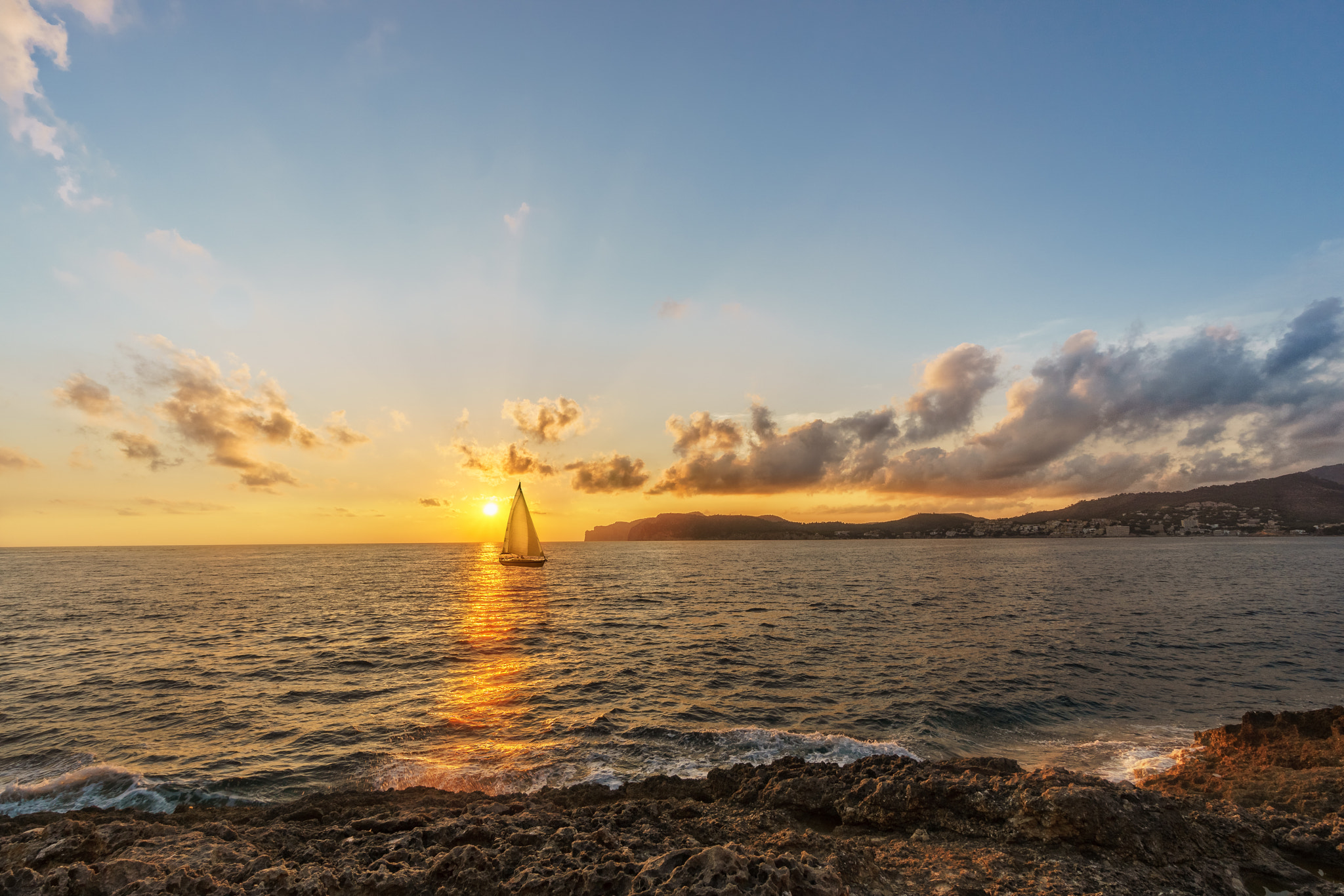 Sony a6000 + Sony E 10-18mm F4 OSS sample photo. And the day is ending photography