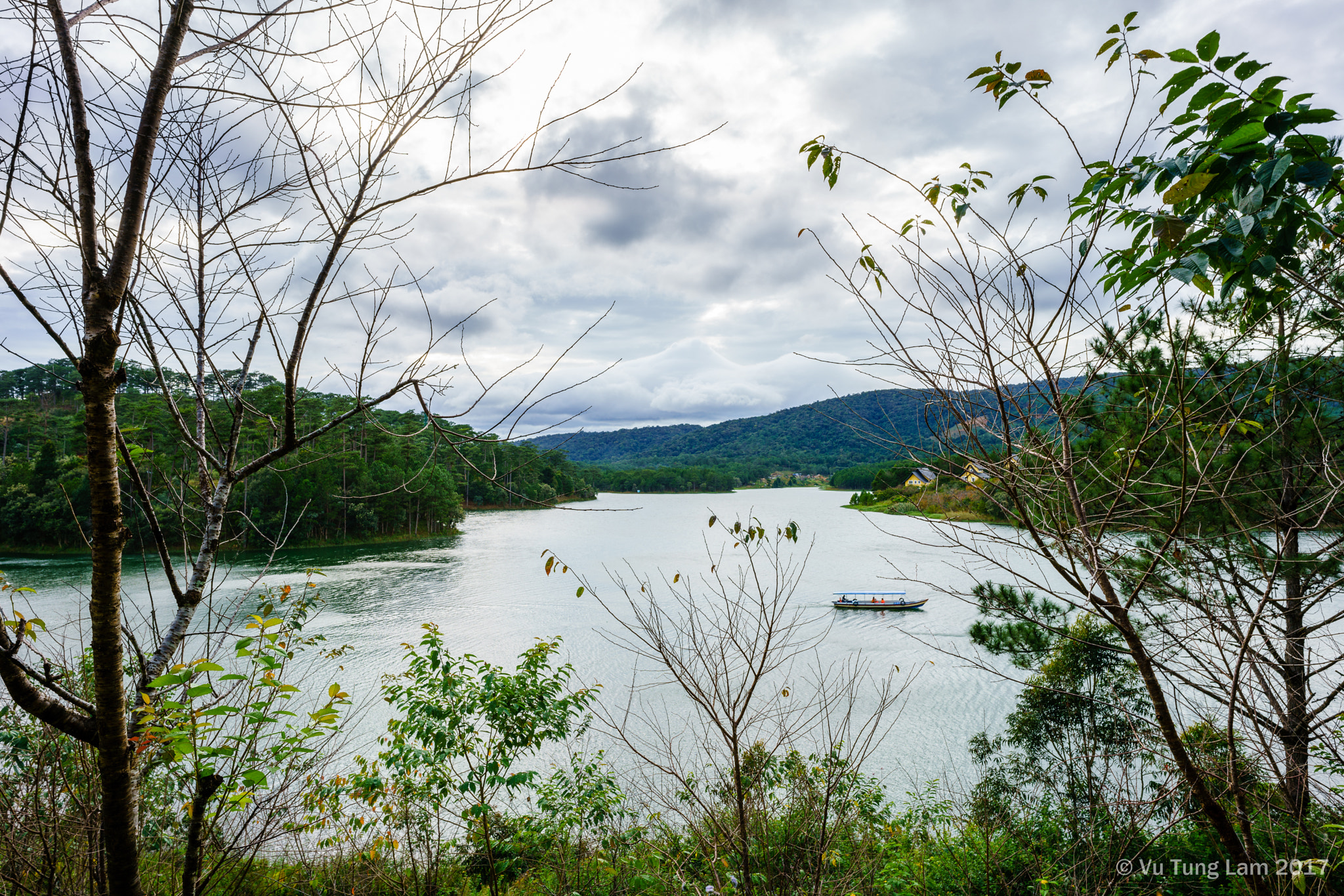 E 21mm F2.8 sample photo. Tuyenlam lake photography
