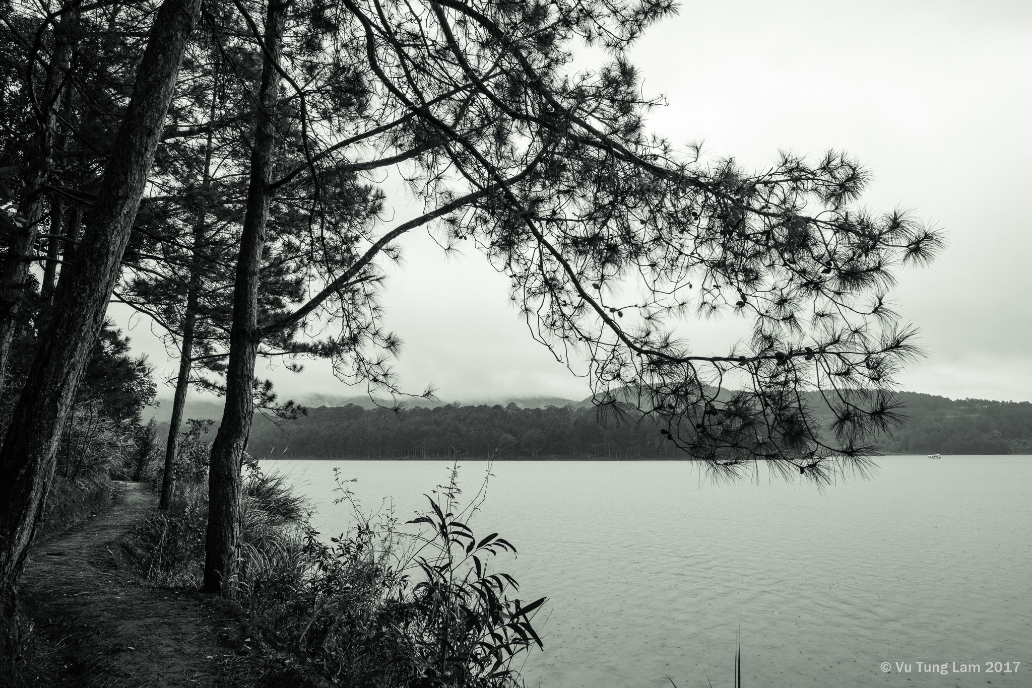 E 21mm F2.8 sample photo. Tuyenlam lake photography