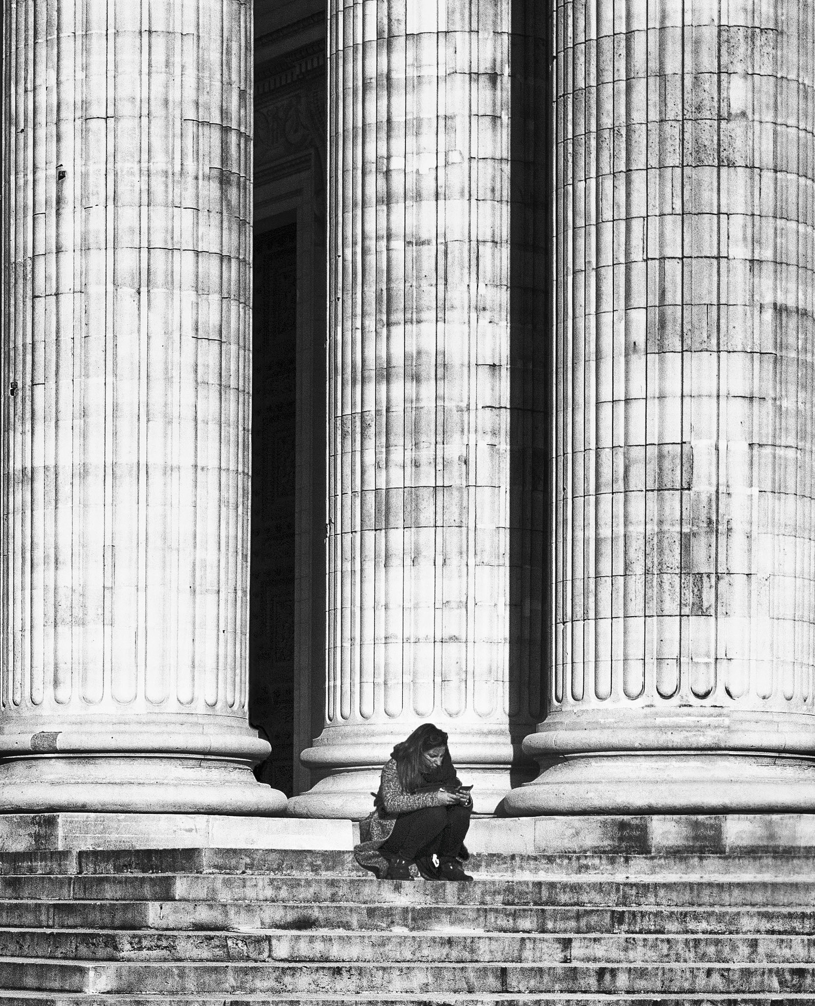 Canon EF 35mm F2 IS USM sample photo. Au pied des colonnes photography