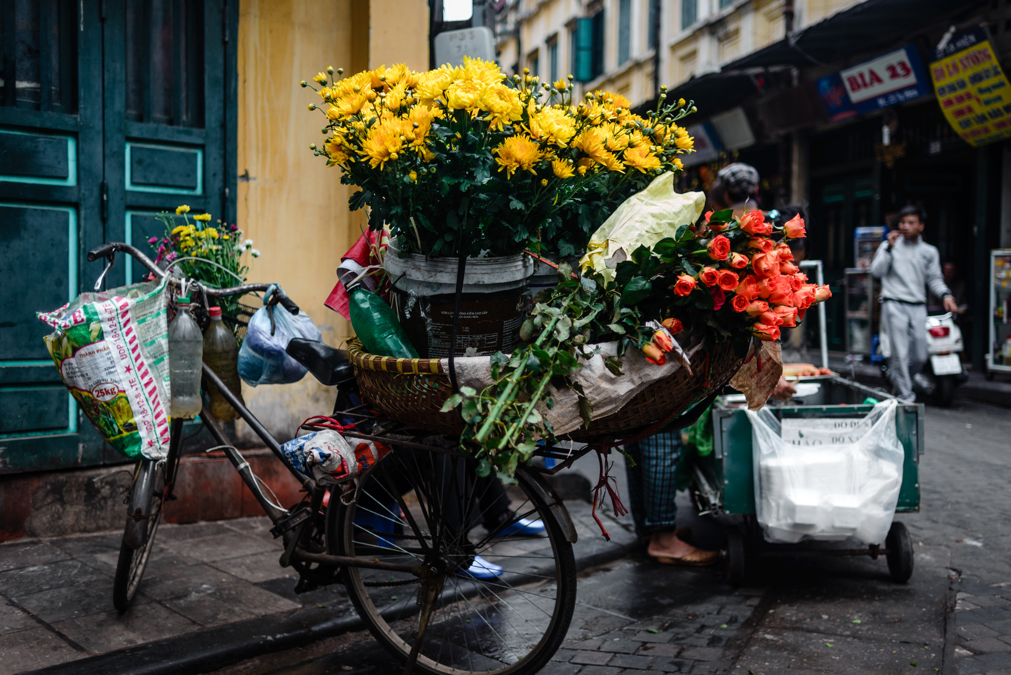 Nikon D600 + Nikon AF Nikkor 35mm F2D sample photo. Flower on street photography