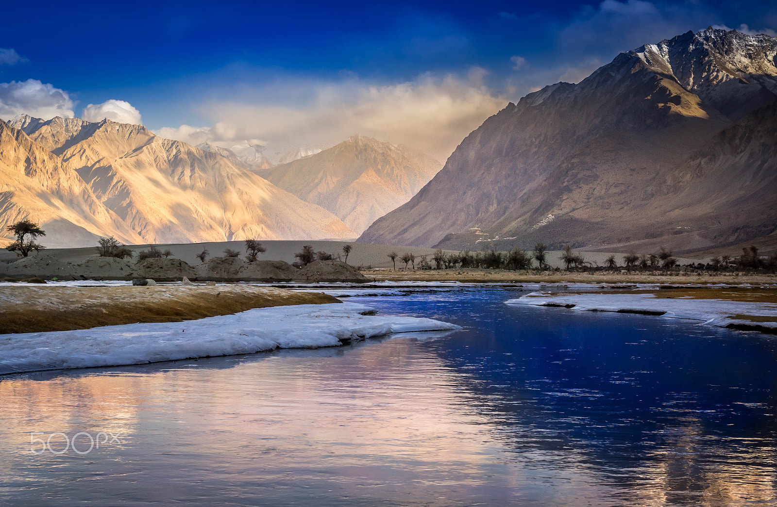 Canon EOS 600D (Rebel EOS T3i / EOS Kiss X5) + Canon EF 40mm F2.8 STM sample photo. Mountains and river from the frosted land photography