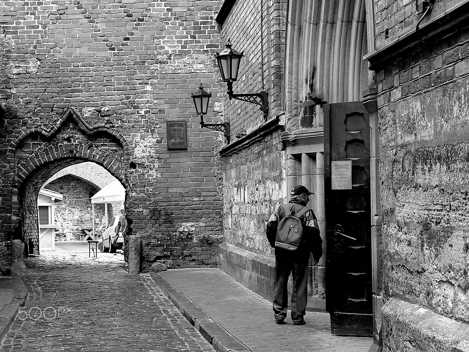 Canon EOS 550D (EOS Rebel T2i / EOS Kiss X4) sample photo. Who's in there? (b&w version) photography