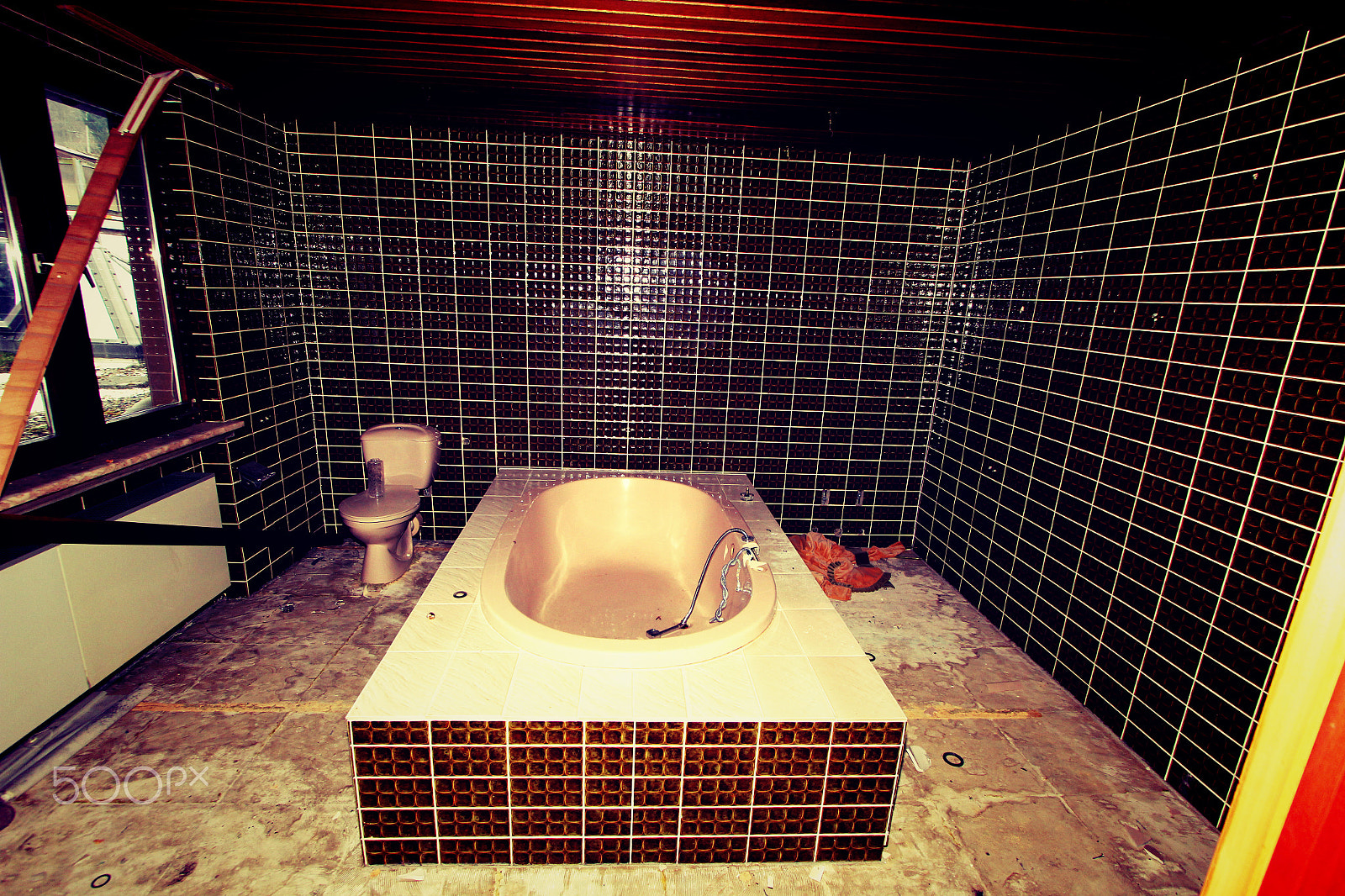 Canon EF-S 10-22mm F3.5-4.5 USM sample photo. Lost bathtub photography