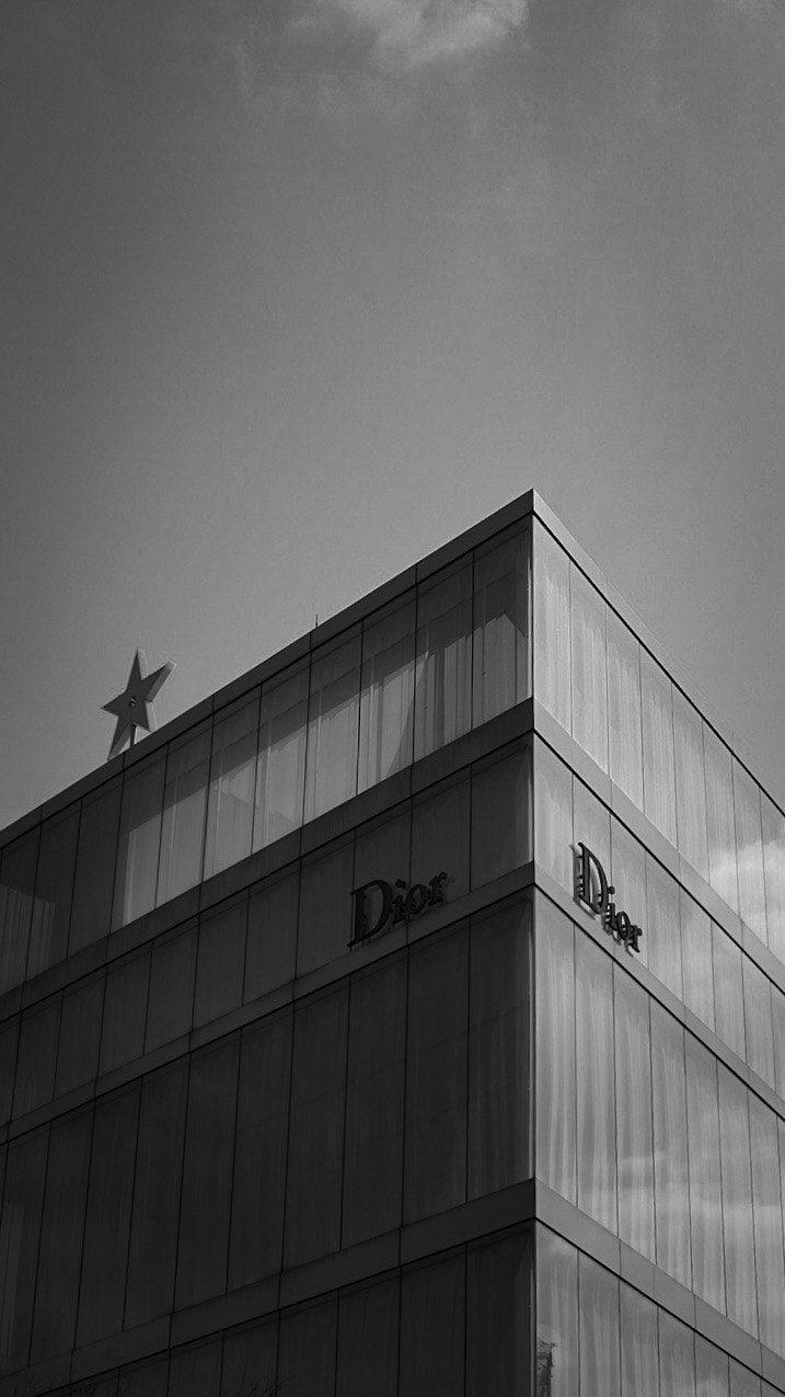 E 50mm F2 sample photo. Dior@harajuku tokyo photography