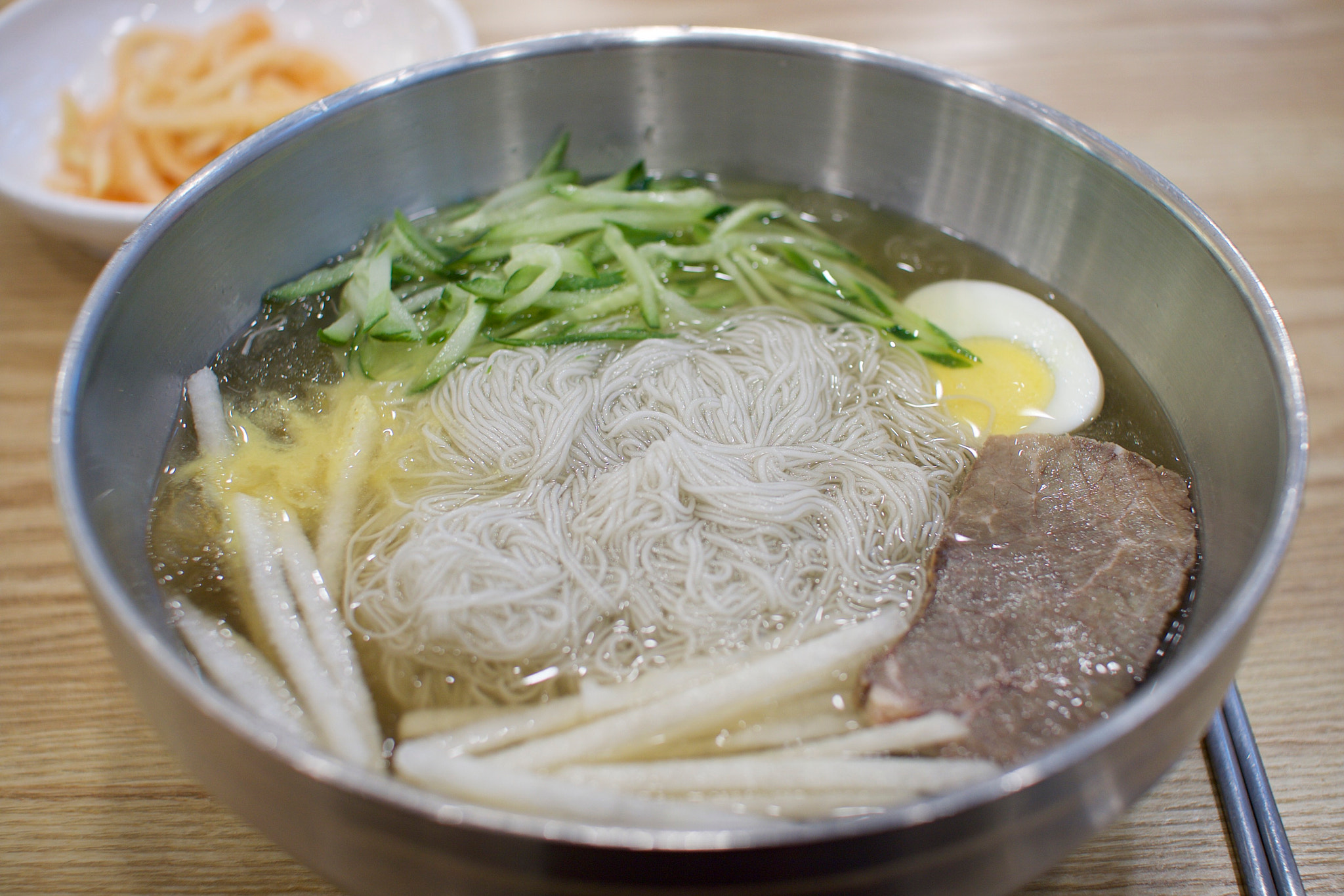 Canon EOS 400D (EOS Digital Rebel XTi / EOS Kiss Digital X) sample photo. Korean cold noodle soup. photography
