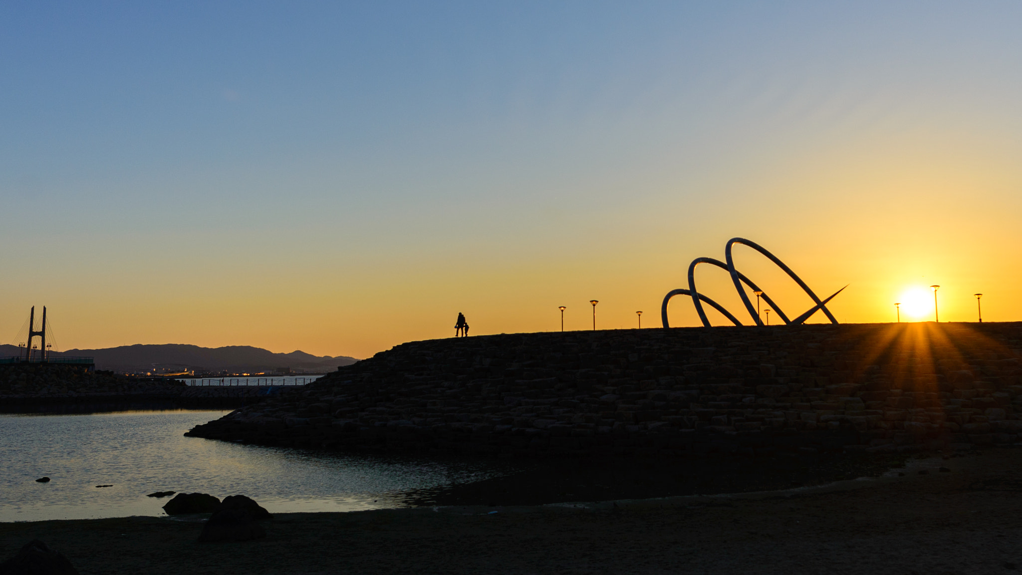 Nikon D610 + Nikon AF-S Nikkor 20mm F1.8G ED sample photo. Father and child in sunset scenery, osaka japan photography