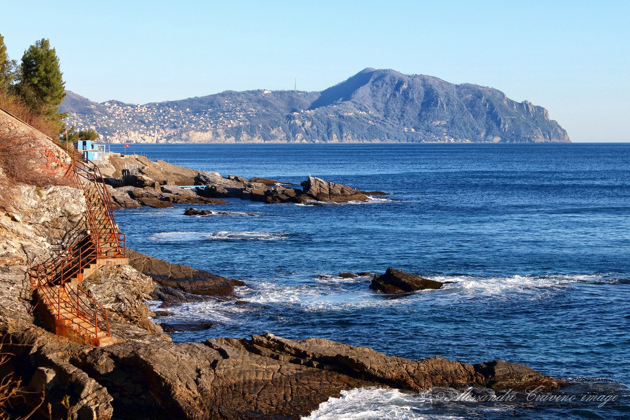 Canon EF-S 18-55mm F3.5-5.6 IS sample photo. Nervi cliff photography