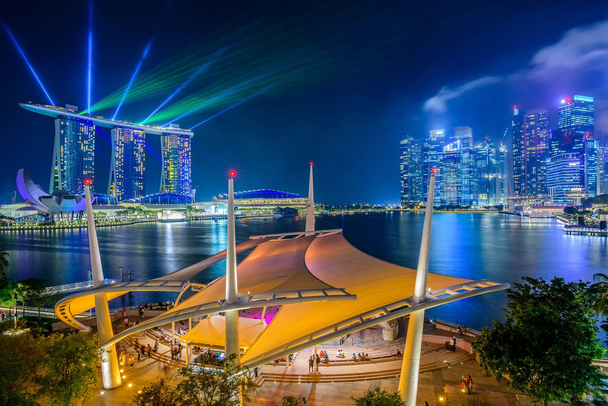 Nikon D810 + Nikon AF-S Nikkor 20mm F1.8G ED sample photo. Marina bay sand with beautiful laser show at singapore photography