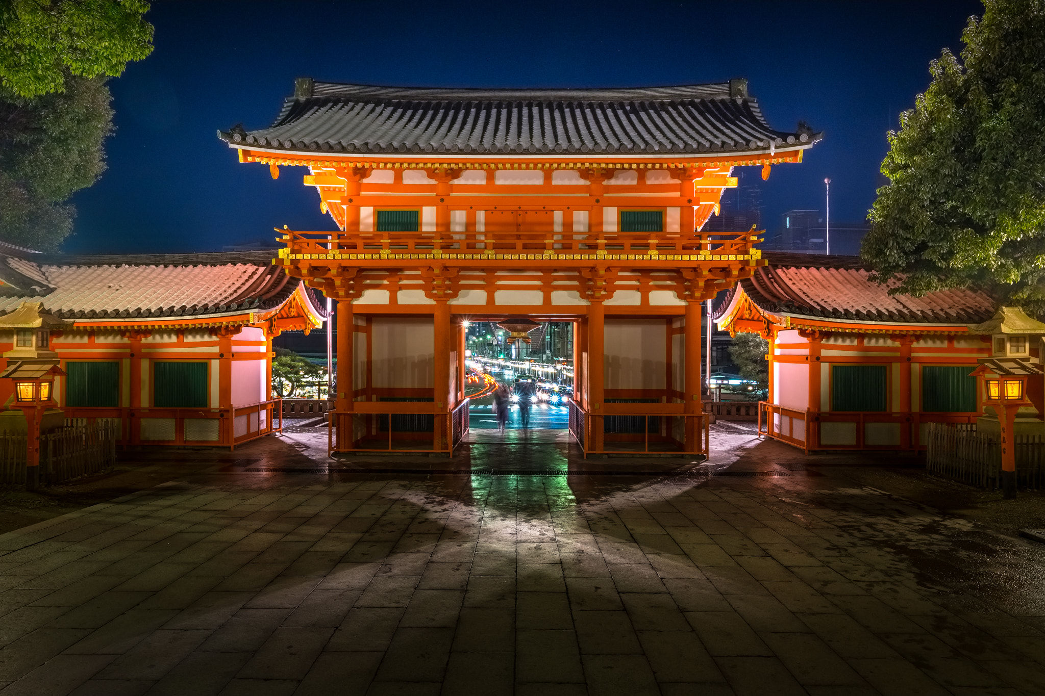 Fujifilm XF 10-24mm F4 R OIS sample photo. Main gate of yasaka shrine photography