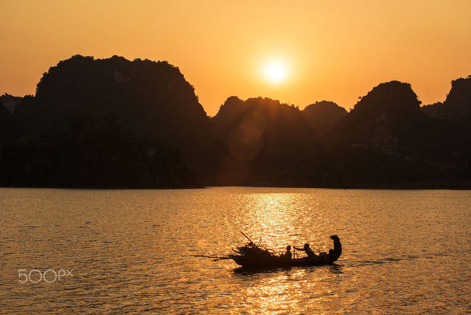 Nikon AF-Nikkor 80-200mm F2.8D ED sample photo. Sunset on the lake photography
