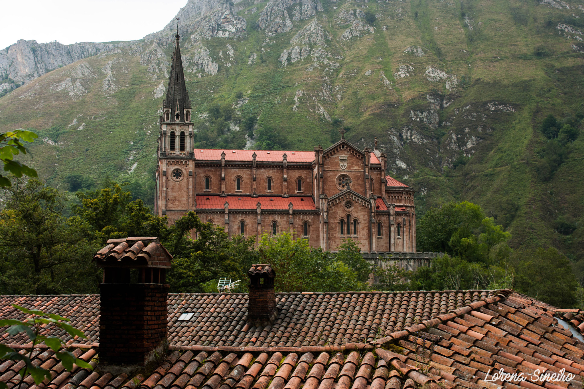 Canon EOS 1000D (EOS Digital Rebel XS / EOS Kiss F) sample photo. Cathedral in the mountain photography