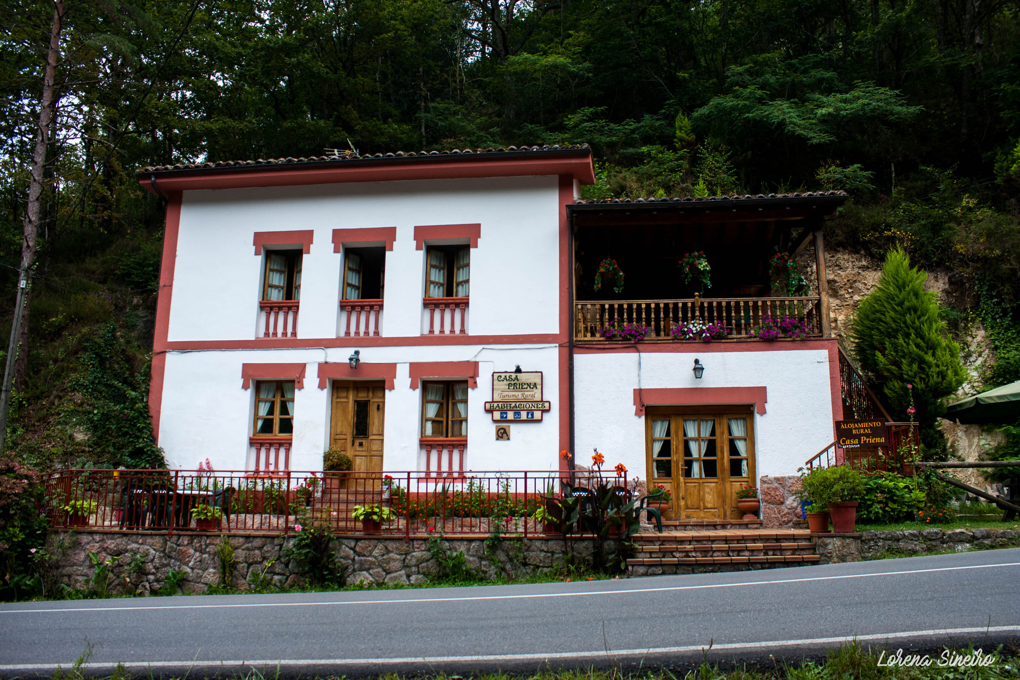 Canon EOS 1000D (EOS Digital Rebel XS / EOS Kiss F) sample photo. Lodging in the mountain photography