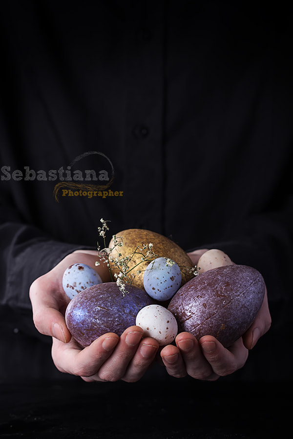 Canon EOS 700D (EOS Rebel T5i / EOS Kiss X7i) sample photo. Male hands holding easter eggs photography