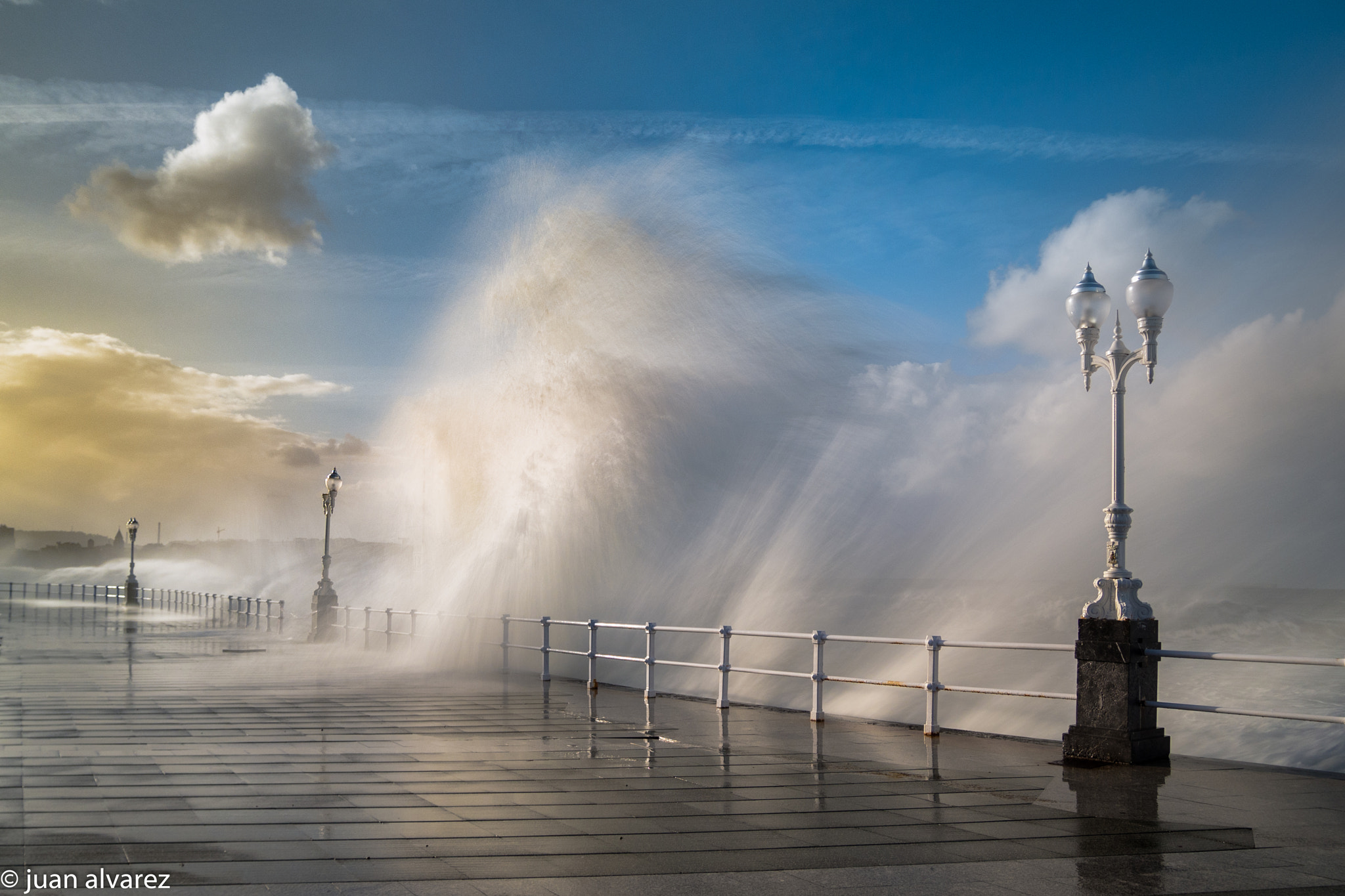 Olympus OM-D E-M10 II sample photo. Paseo san lorenzo. gijon. asturias. photography