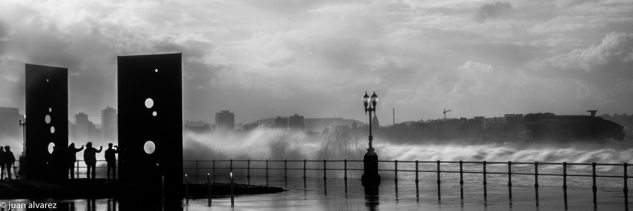 Olympus OM-D E-M10 II sample photo. Paseo san lorenzo. b&n. gijon. asturias. photography