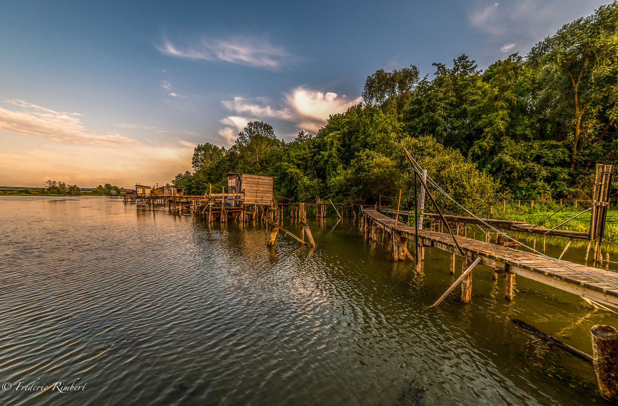 Samyang 14mm F2.8 ED AS IF UMC sample photo. Etang près de nevers et ses cabanes de pêcheurs photography