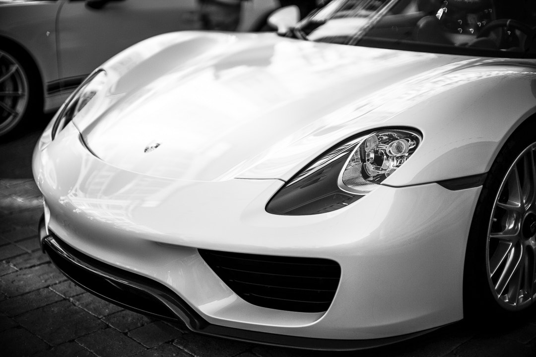 Leica Noctilux-M 50mm F0.95 ASPH sample photo. Pearl white porsche 918 spyder, 3/4 front photography