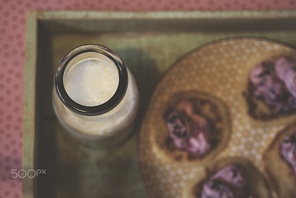Olympus OM-D E-M5 II + Olympus M.Zuiko Digital 45mm F1.8 sample photo. Milk (and pancakes) photography
