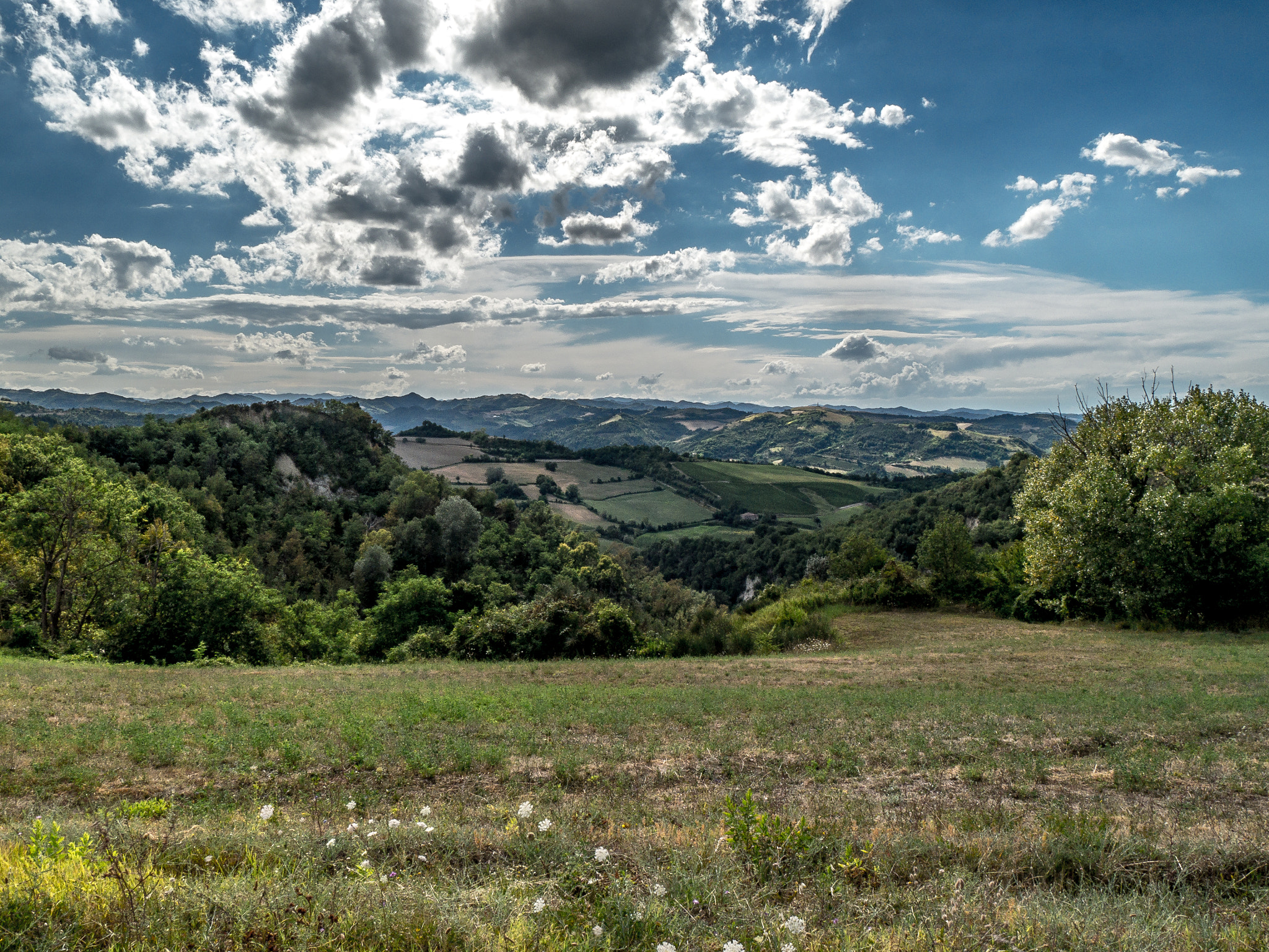 Panasonic Lumix DMC-G6 sample photo. Hills view along baccagnano photography