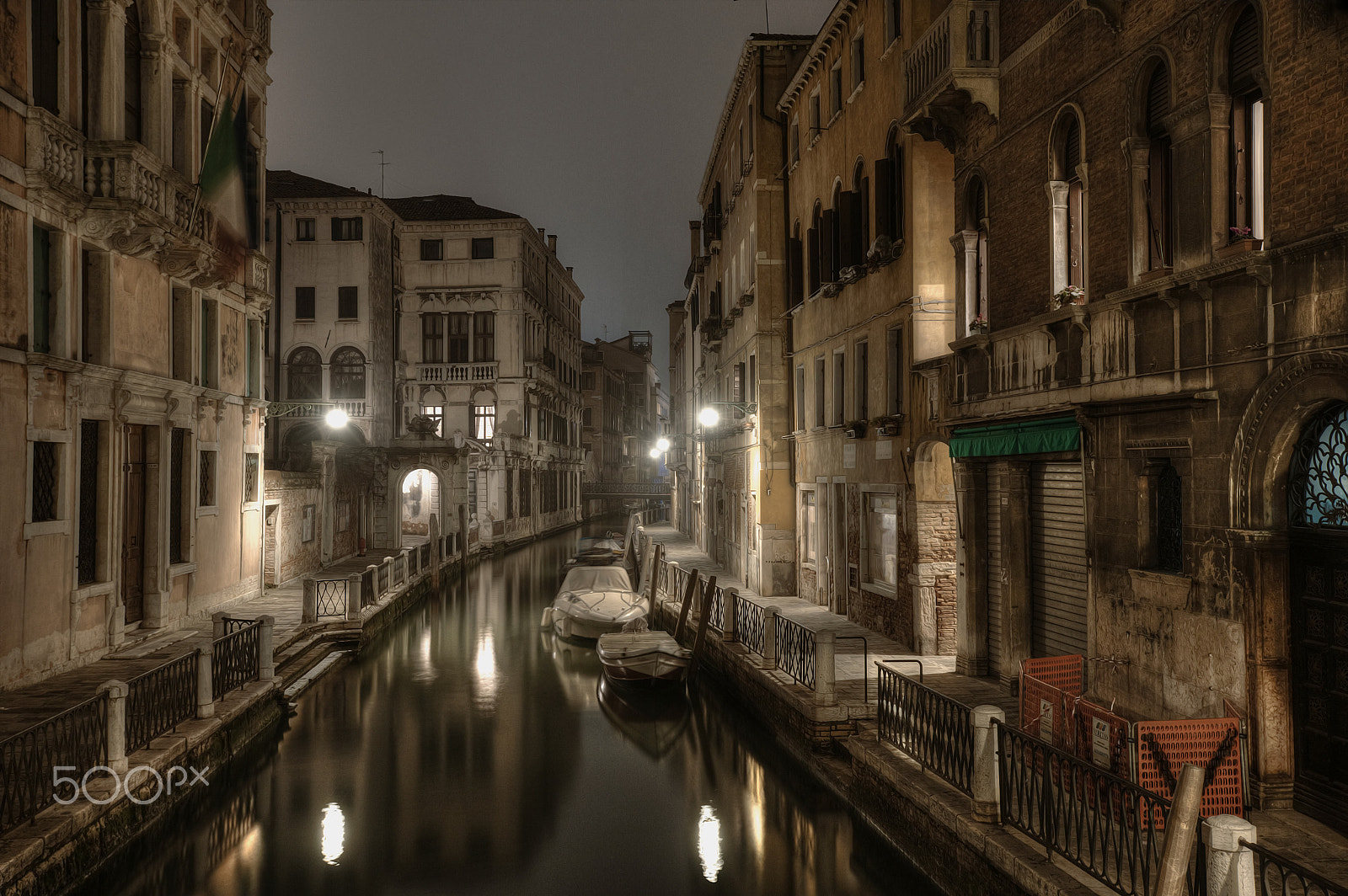 Nikon AF-S Nikkor 17-35mm F2.8D ED-IF sample photo. Venice by night photography