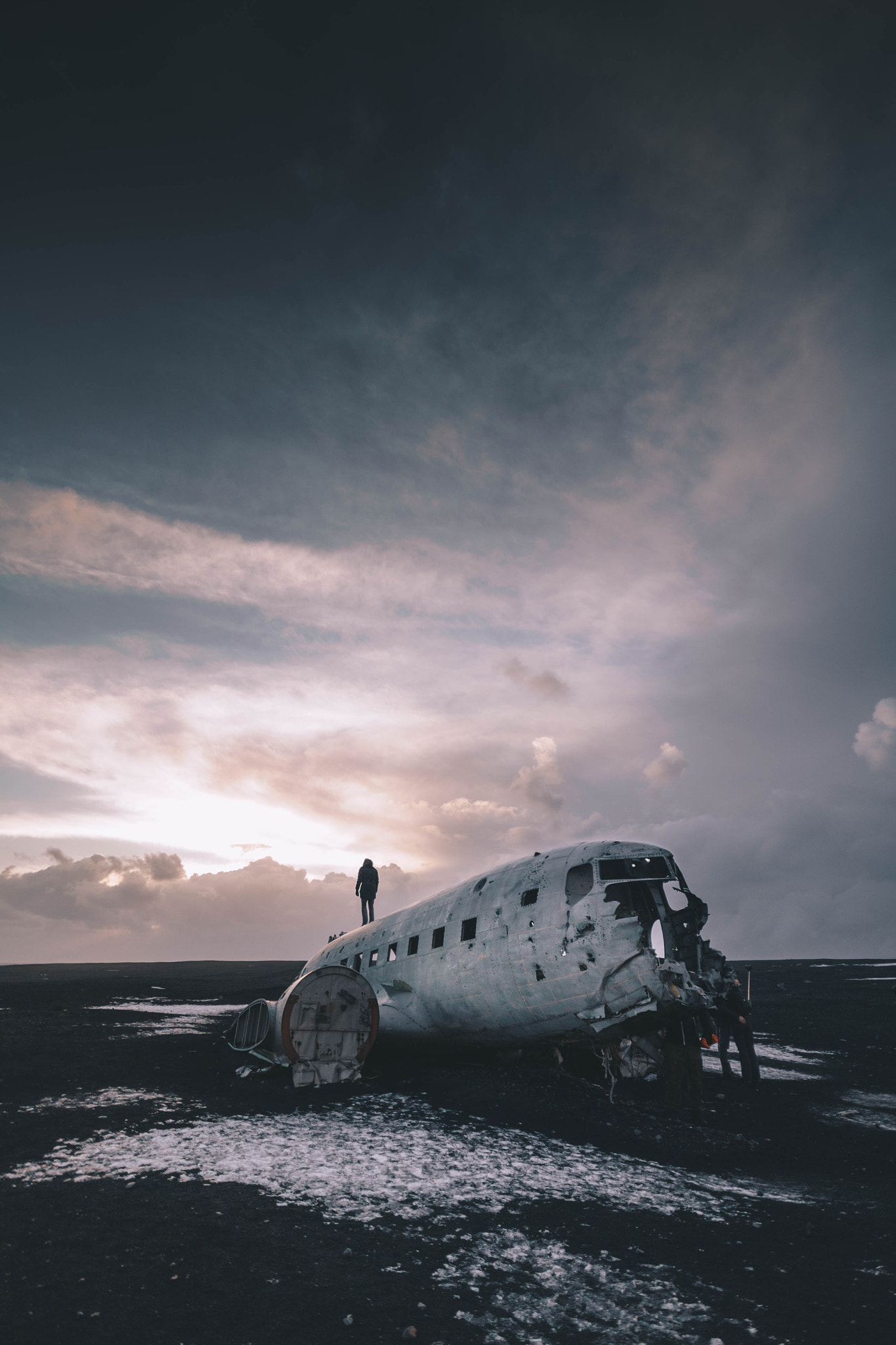 Canon EOS 600D (Rebel EOS T3i / EOS Kiss X5) + Sigma 10-20mm F4-5.6 EX DC HSM sample photo. Plane wreck in iceland photography