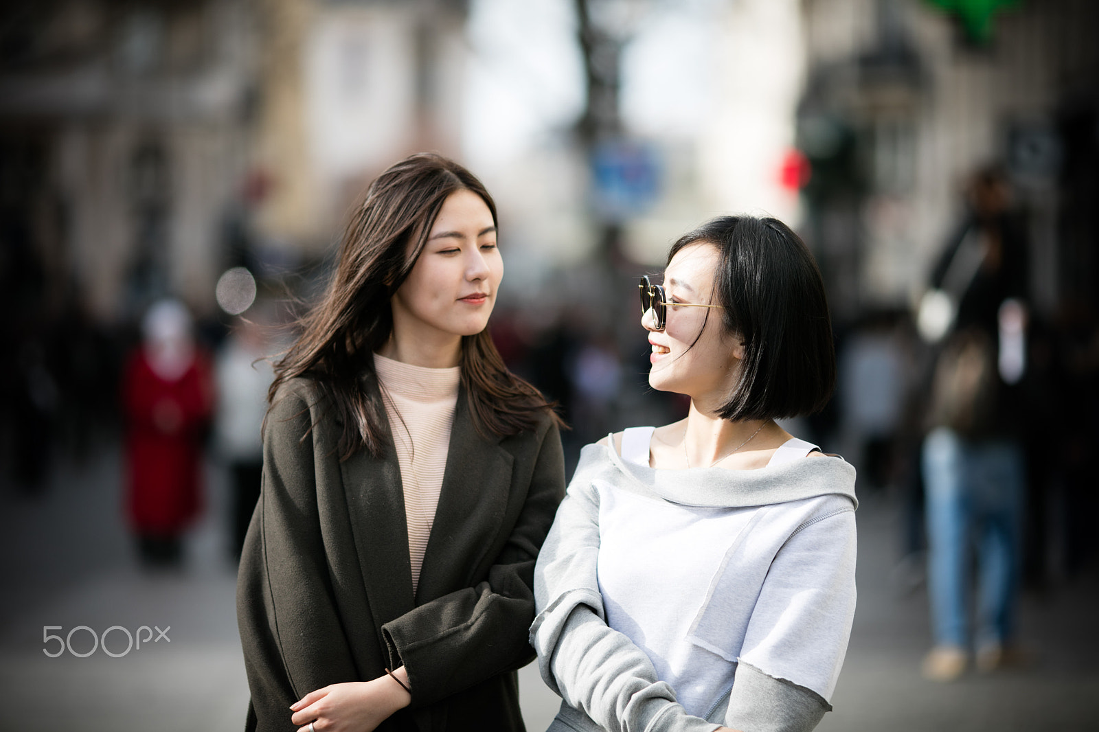 Canon EOS 5DS R + Canon EF 135mm F2L USM sample photo. Fashion sisters in paris photography