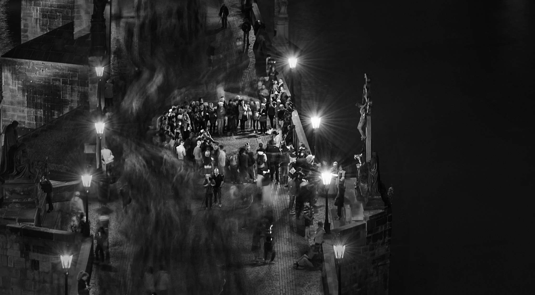 Nikon AF-S Nikkor 24-70mm F2.8E ED VR sample photo. People on the charles bridge, prague. photography