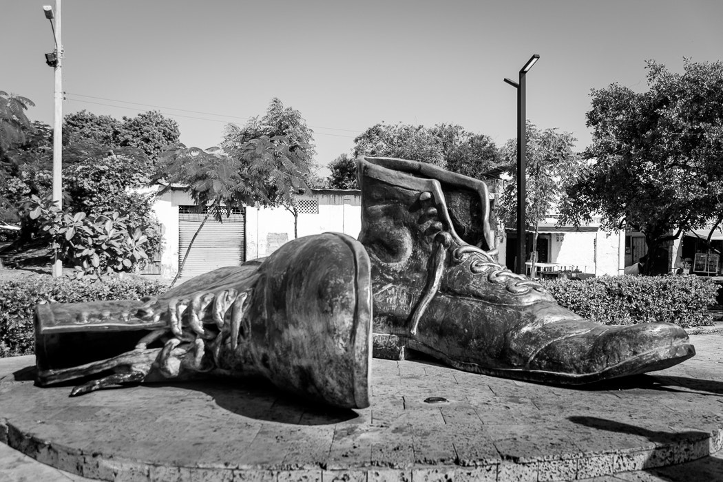 Sony SLT-A65 (SLT-A65V) sample photo. Monumento a los zapatos viejos. photography