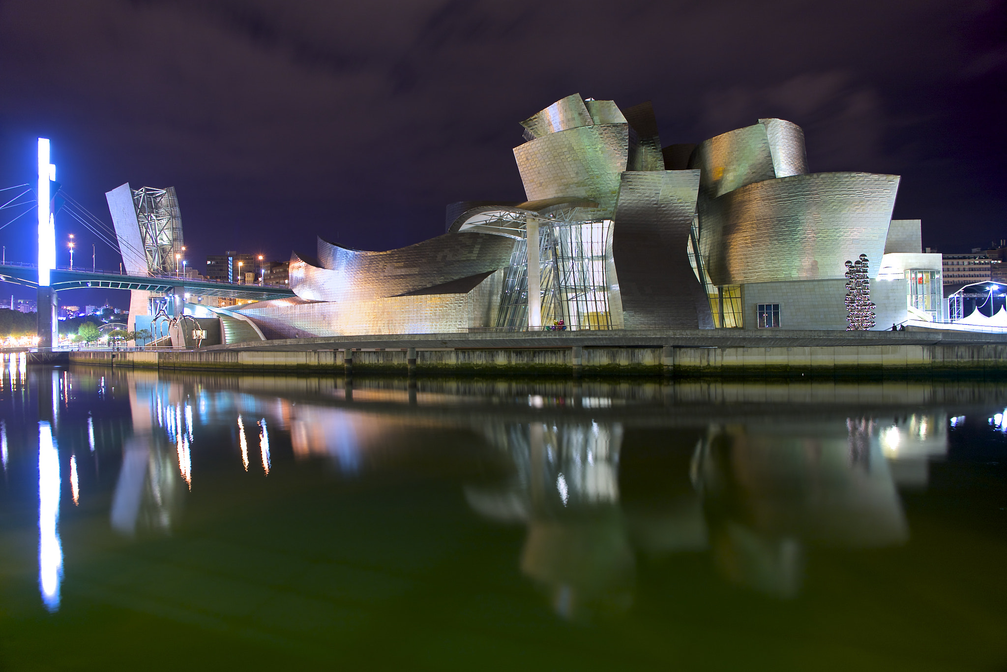 Canon EOS 5D + Canon EF 20-35mm F3.5-4.5 USM sample photo. Museo guggenheim bilbao de noche photography