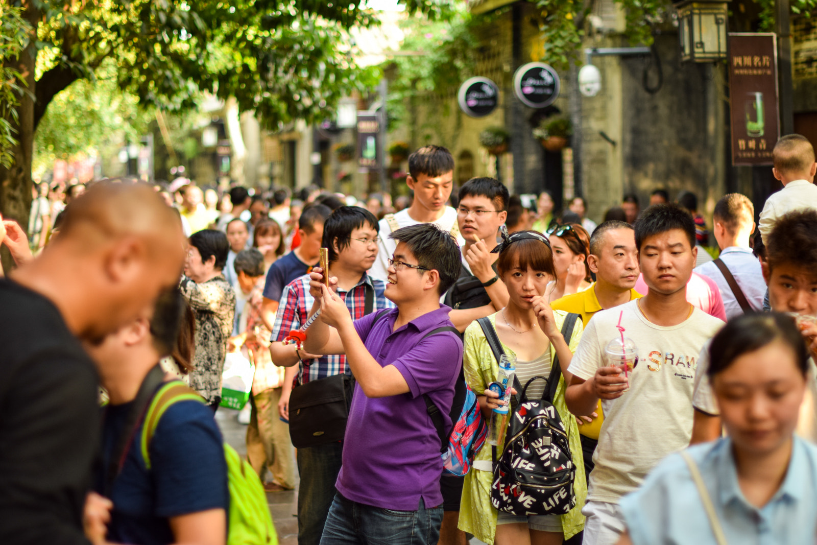 Nikon D3300 + Nikon AF-S Nikkor 50mm F1.4G sample photo. Wide and narrow alley crowds photography