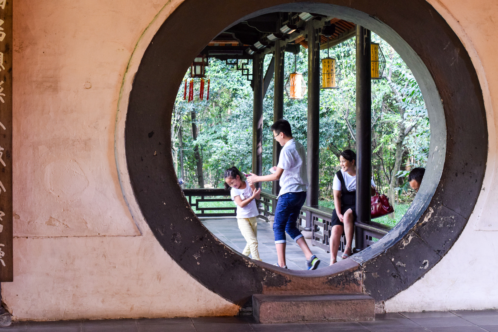 Nikon D3300 + Nikon AF-S Nikkor 50mm F1.4G sample photo. The round door photography