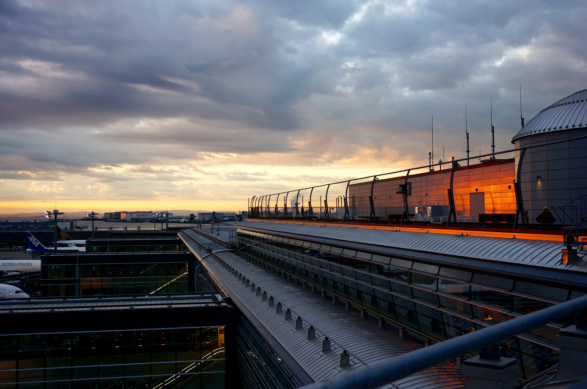 Sony Alpha NEX-5T + Sony E 18-50mm F4-5.6 sample photo. Tokyo sunrise photography