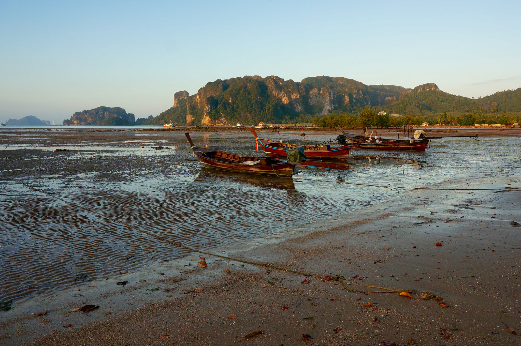 Sony Alpha NEX-5T + Sony E 18-50mm F4-5.6 sample photo. Low tide photography